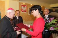 Akt wręczenia medalu Księdzu Biskupowi Stanisławowi Napierale
